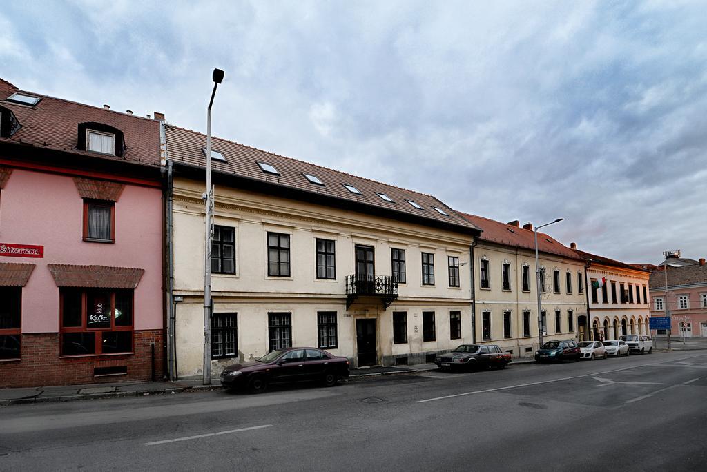 Centrum Apartman Pecs Bagian luar foto